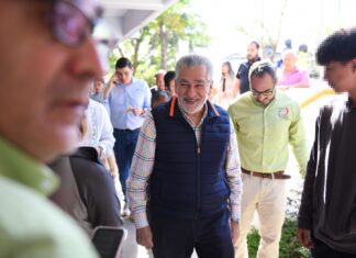 Entrega Alberto Islas equipo de cómputo a estudiantes de bachillerato