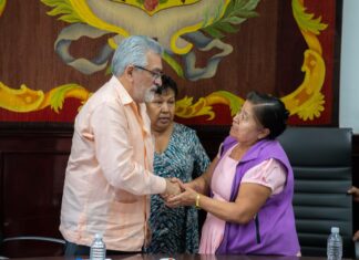 Atiende Alberto Islas a tianguistas