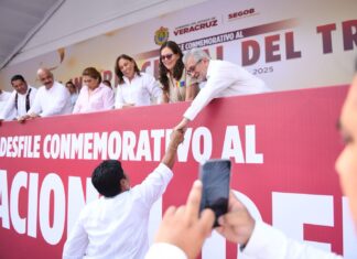 Asiste Alberto Islas a desfile conmemorativo por el Día del Trabajo