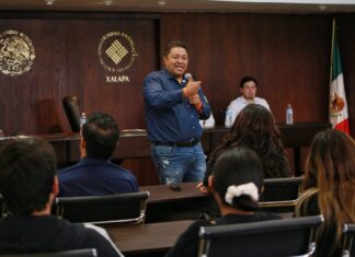 Román Moreno dialoga con estudiantes de la Universidad Anáhuac