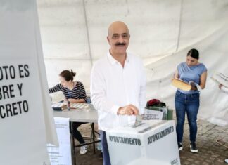 Ricardo Ahued emite su voto en el Fraccionamiento Indeco Ánimas