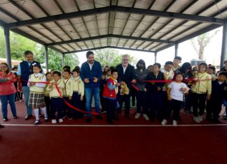 Entrega Alberto Islas domo en la primaria “Revolución”