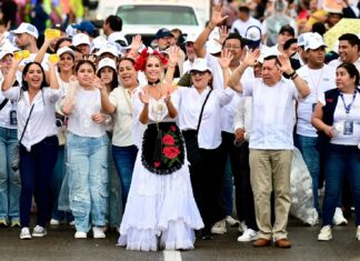 La alcaldesa Paty Lobeira, vestida de jarocha, encabeza el segundo desfile del Carnaval de Veracruz 2025