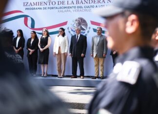 Asiste Alberto Islas a izamiento de la Bandera Nacional