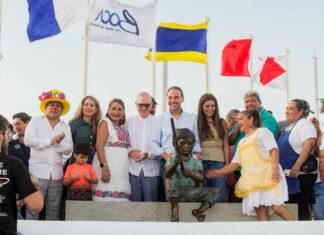 Reinaugura Alcalde JM Unánue la Plaza Banderas y devela estatua del Niño Pescador