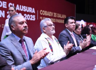 Asiste Alberto Islas a ceremonia de graduación del COBAEV 35