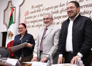 Entrega Alberto Islas escrituras a familias de la Reserva Territorial
