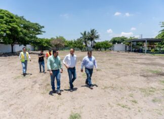 Alcalde JM Unánue le pone cancha de fútbol a la Escuela Primaria Quetzalcóatl