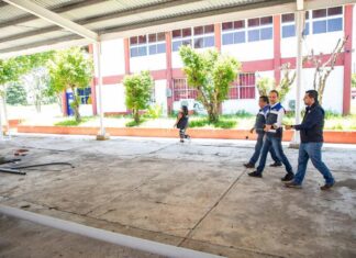 Alcalde JM Unánue supervisa la construcción de dos canchas de fútbol en el CBTIS 190