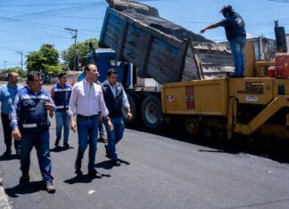 Recorre Alcalde Juan Manuel Unánue obra de pavimentación de la calle Carranza