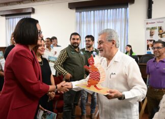 Entrega Alberto Islas reconocimientos a promotores turísticos