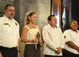 Paty Lobeira honra a los bomberos destacados