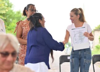 Entrega la alcaldesa Paty Lobeira escrituras a familias de la colonia La Victoria