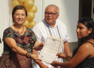 Coordinación de la Zona 04 de Tuxpan realiza entrega de certificados de Educación Básica
