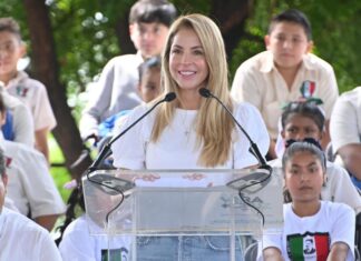 En el inicio de cursos, la alcaldesa Paty Lobeira entrega paquetes escolares a estudiantes de la escuela primaria Juan de la Luz Enríquez del Fraccionamiento La Herradura