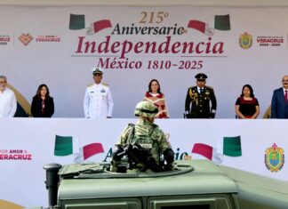 Asiste Alberto Islas a desfile de la Independencia
