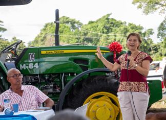 Entrega de tractores fortalece el trabajo de citricultores en Álamo Temapache