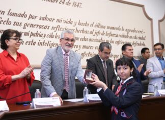 Reconoce Cabildo a estudiantes con excelencia académica