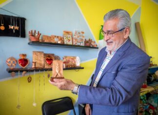 Visita Alberto Islas el Taller de Arte Popular