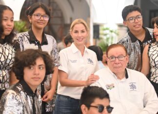 Paty Lobeira entrega premios a la banda Latido Gruperro”, ganadora del Encuentro de Bandas de Orquestando Cumbia