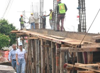 La alcaldesa Paty Lobeira supervisa la construcción del nuevo puente peatonal en la avenida Cuauhtémoc frente al IMSS