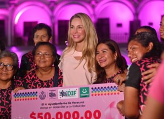 Paty Lobeira ilumina el Palacio Municipal de rosa en apoyo a la lucha contra el cáncer de mama