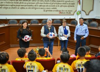 Recibe Alberto Islas a Selección de Futbol Infantil de Xalapa