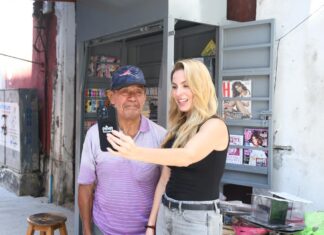 Paty Lobeira entrega nuevo puesto a “El Chino”, vendedor de periódicos y revistas con más de 100 años de tradición en el Zócalo