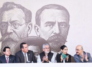 Asiste Alberto Islas Reyes a desfile de la Revolución Mexicana