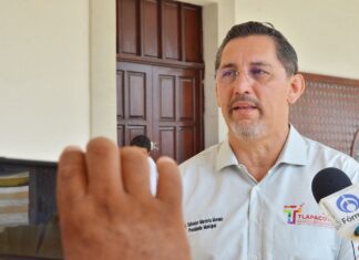 Alcalde de Tlapacoyan amenaza y retiene a colaboradores para firmar obras inconclusas (Hay Video)