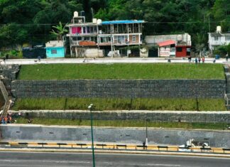 Entrega Alberto Islas muro de contención en la 21 de Marzo