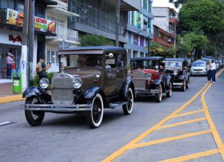 Motores que despiertan recuerdos: Xalapa celebra el Día del Padre con desfile de autos antiguos