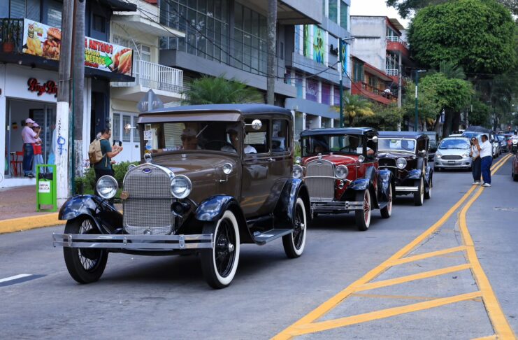 Motores que despiertan recuerdos: Xalapa celebra el Día del Padre con desfile de autos antiguos